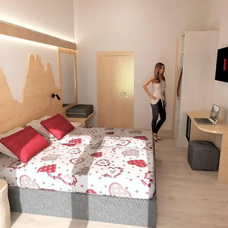Clara Hotel 2*
