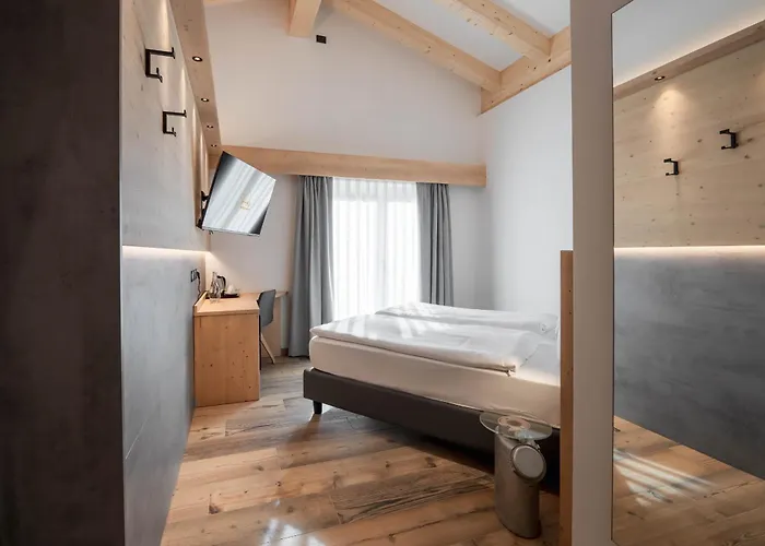 Готель Spires 4*