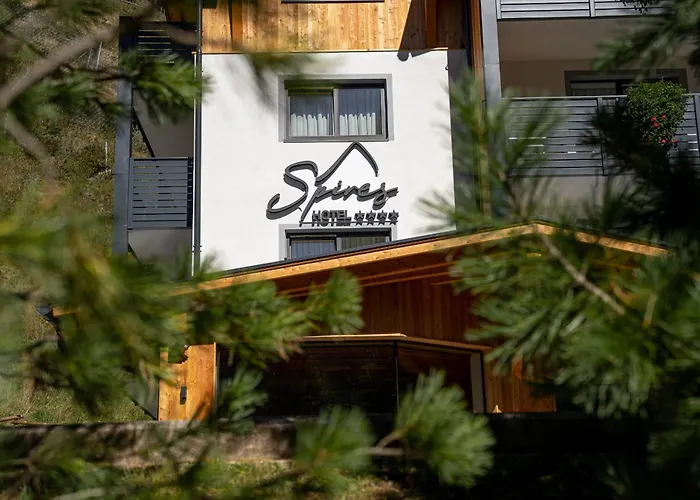 Готель Spires 4*